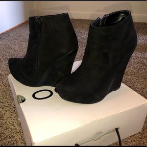 Aldo wedge bootie size 6